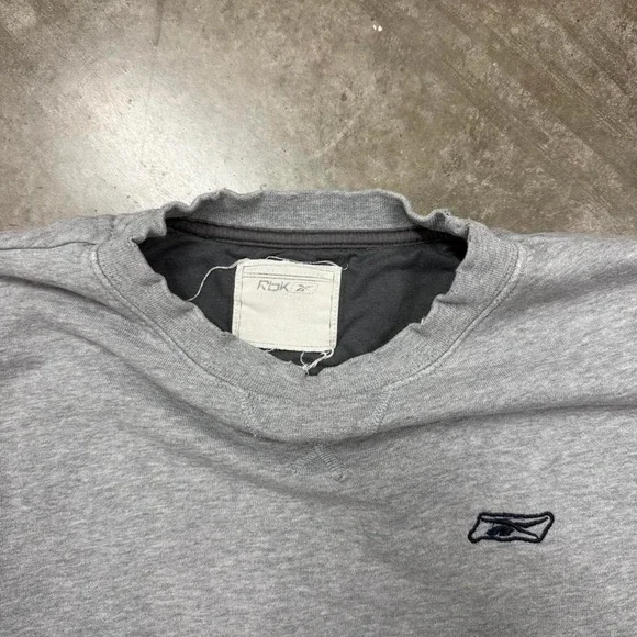 Vintage Reebok Gray Embroidered Distressed Crewneck Sweatshirt Size L - Picture 3 of 4